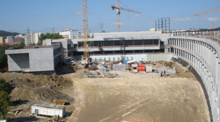 Vista geral do INL ( direita a ala de laboratrios e gabinetes, ao centro a zona da Sala Limpa,  esquerda as instalaes sociais)