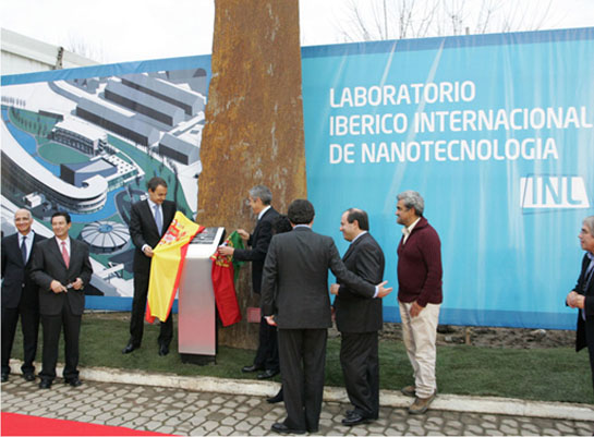 Fotografia do Presidente do Governo de Espanha e do Primeiro Ministro de Portugal a descerrarem o padro com a inscrio nanomtrica da sigla INL