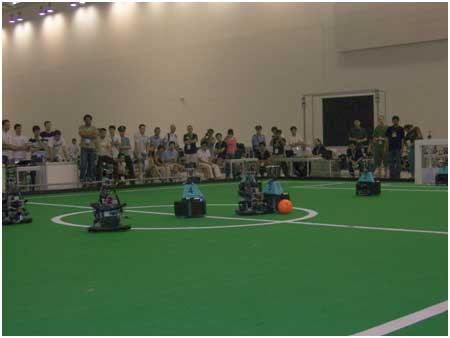 Fotografia de jogo da Liga de Dimenso Mdia de Futebol Robtico ontem, 20 de Julho de 2008, na RobotCup2008, em Suzhou, China