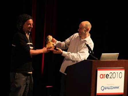 Ivan Franco, Director de I&D da YDreams, recebe o Prmio Auggies de Ori Imbar
