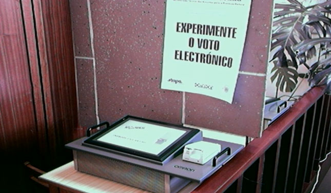 Fotografia de uma das mquinas de voto utilizadas na Freguesia de Sobral de Monte Agrao