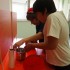 Alunos da Escola Básica 2/3 Dr. Francisco Sanches, em Braga, a fazer a experiência da moeda dentro do tacho com água