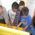 Alunos da Escola Básica 2/3 e Secundária Santos Simões, em Guimarães, aprendem a fazer um íman, com o monitor Augusto