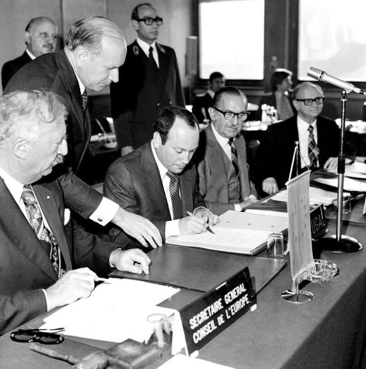 A assinatura oficial da Convenção por Portugal, em 1976, no I Governo Constitucional, em que Mário Soares era primeiro-ministro e Medeiros Ferreira ministro dos Negócios Estrangeiros.