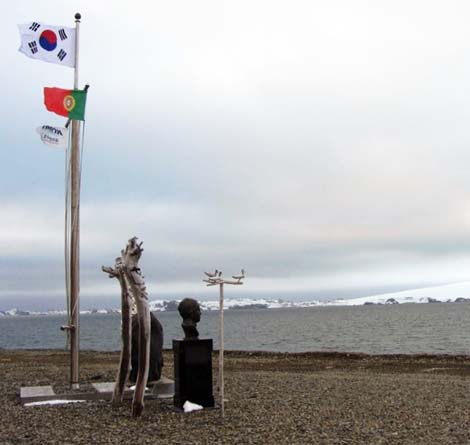 [FOTO] Ilha King George, Antártida, 09-01-2013: A bandeira Portuguesa ao lado das da Coreia do Sul e do Instituto Polar Coreano (KOPRI). © projeto HISURF