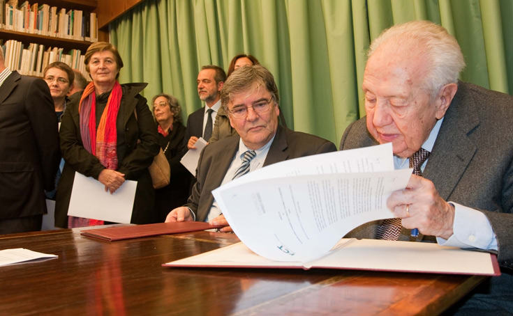 [Foto] Dr. Mário Soares a assinar protocolo
