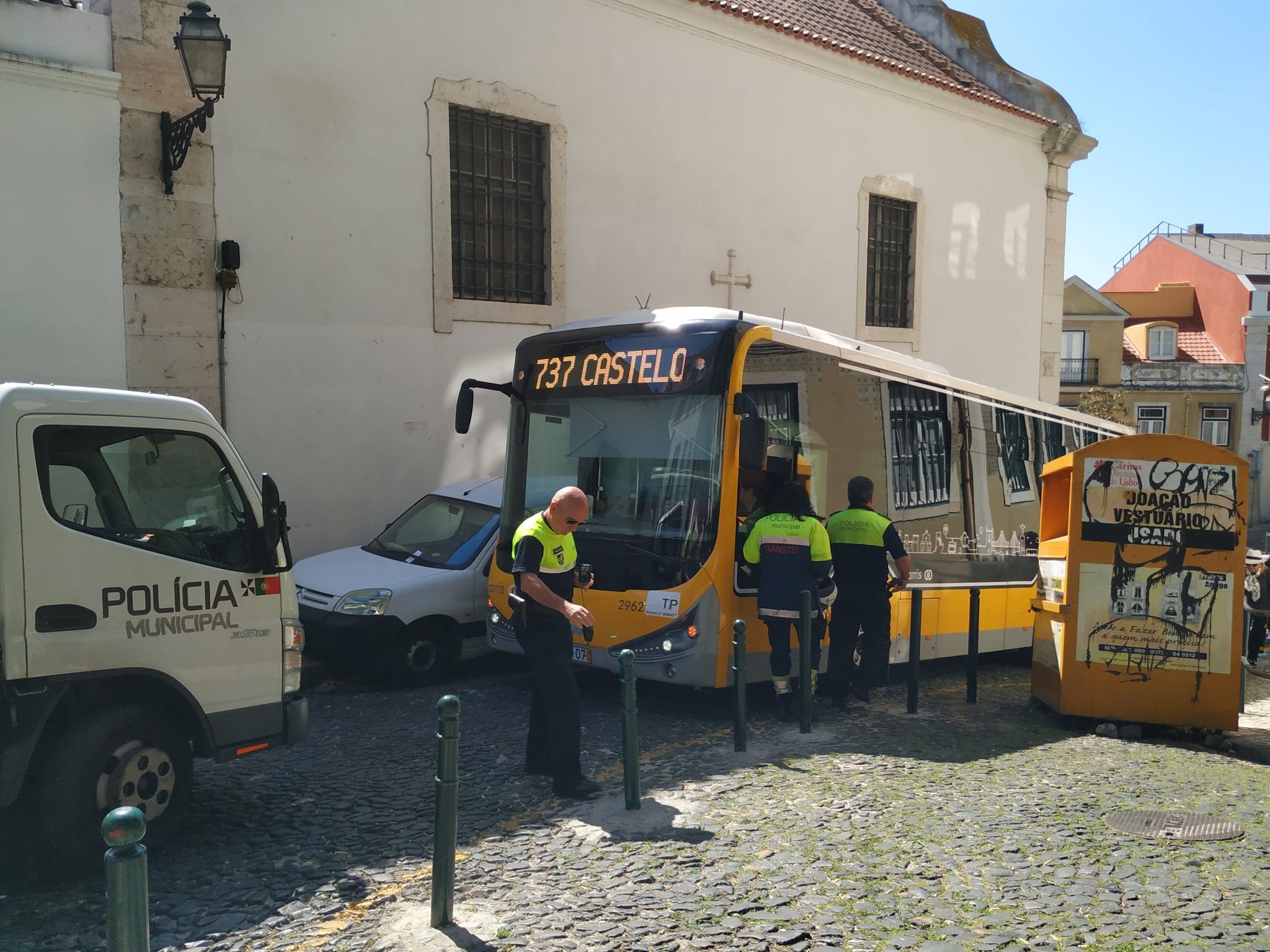 Autocarros, carros, tuk-tuks e “ubers” disputam espaço e causam o caos no acesso ao Castelo de São Jorge