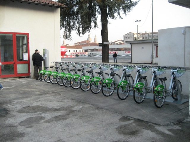 Vicenza_Bike_Sharing_Scheme_station.jpg