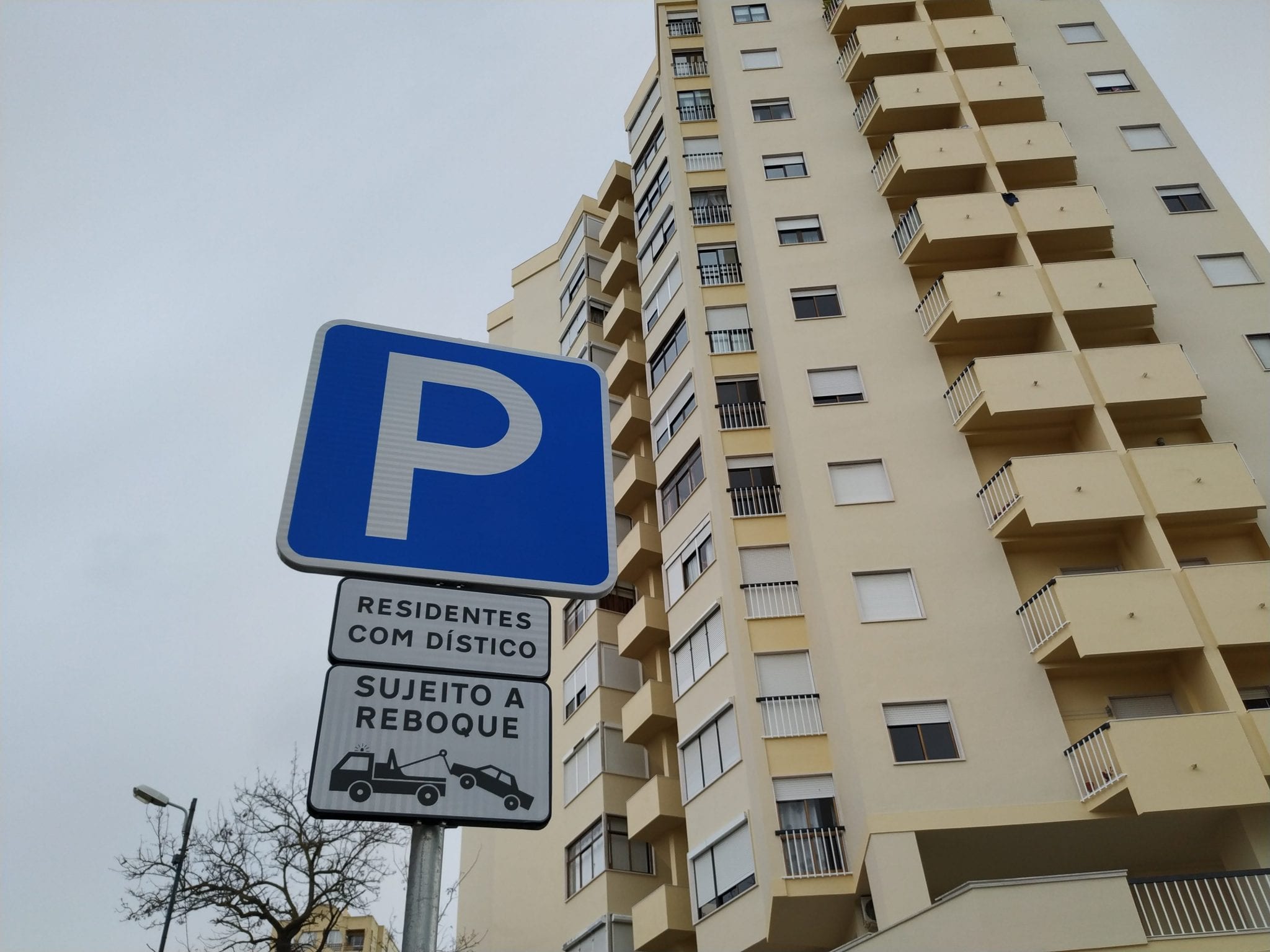 Novo parque privado em terreno onde antes todos estacionavam gera conflito de vizinhos em Santa Apolónia