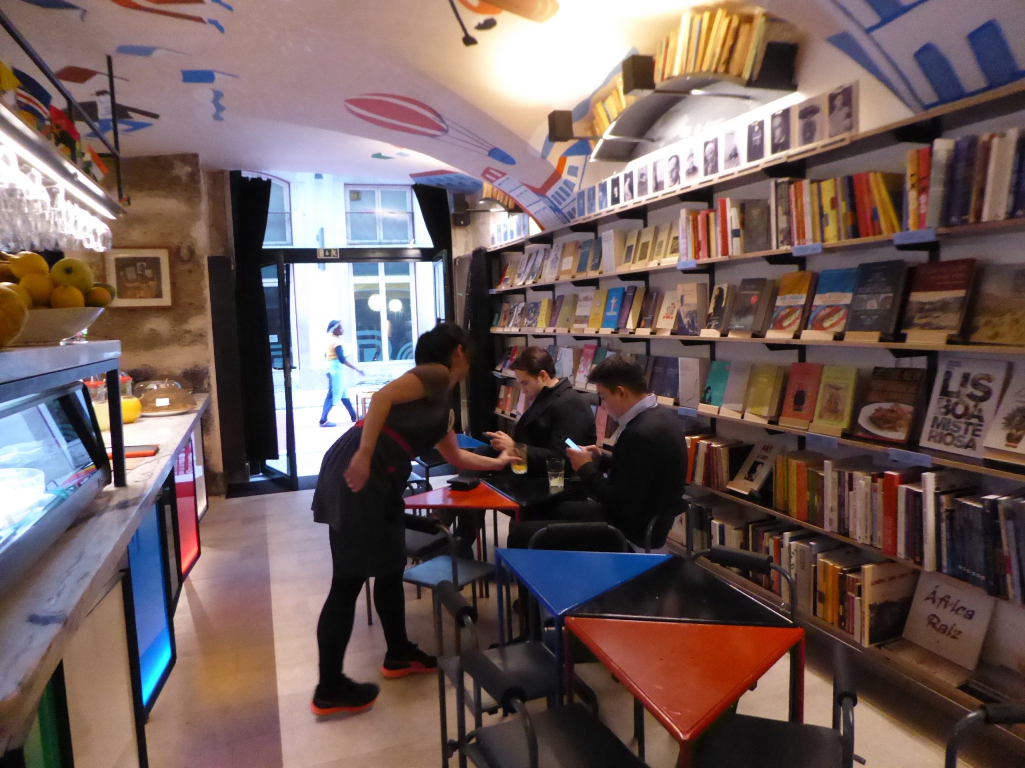 O novo bar da Rua Cor-de-Rosa, no Cais do Sodré, também é uma livraria. E vice-versa