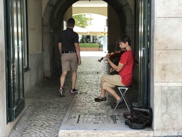 Nas ruas de Lisboa faz-se música com o coração nas mãos e pedem-se mais regras   