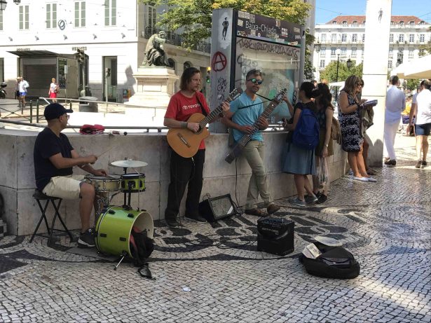 Nas ruas de Lisboa faz-se música com o coração nas mãos e pedem-se mais regras   