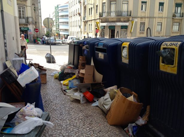 Freguesias de Lisboa em dificuldades para lidar com tanto lixo feito por visitantes