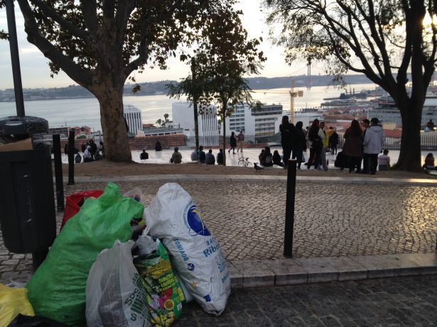Freguesias de Lisboa em dificuldades para lidar com tanto lixo feito por visitantes