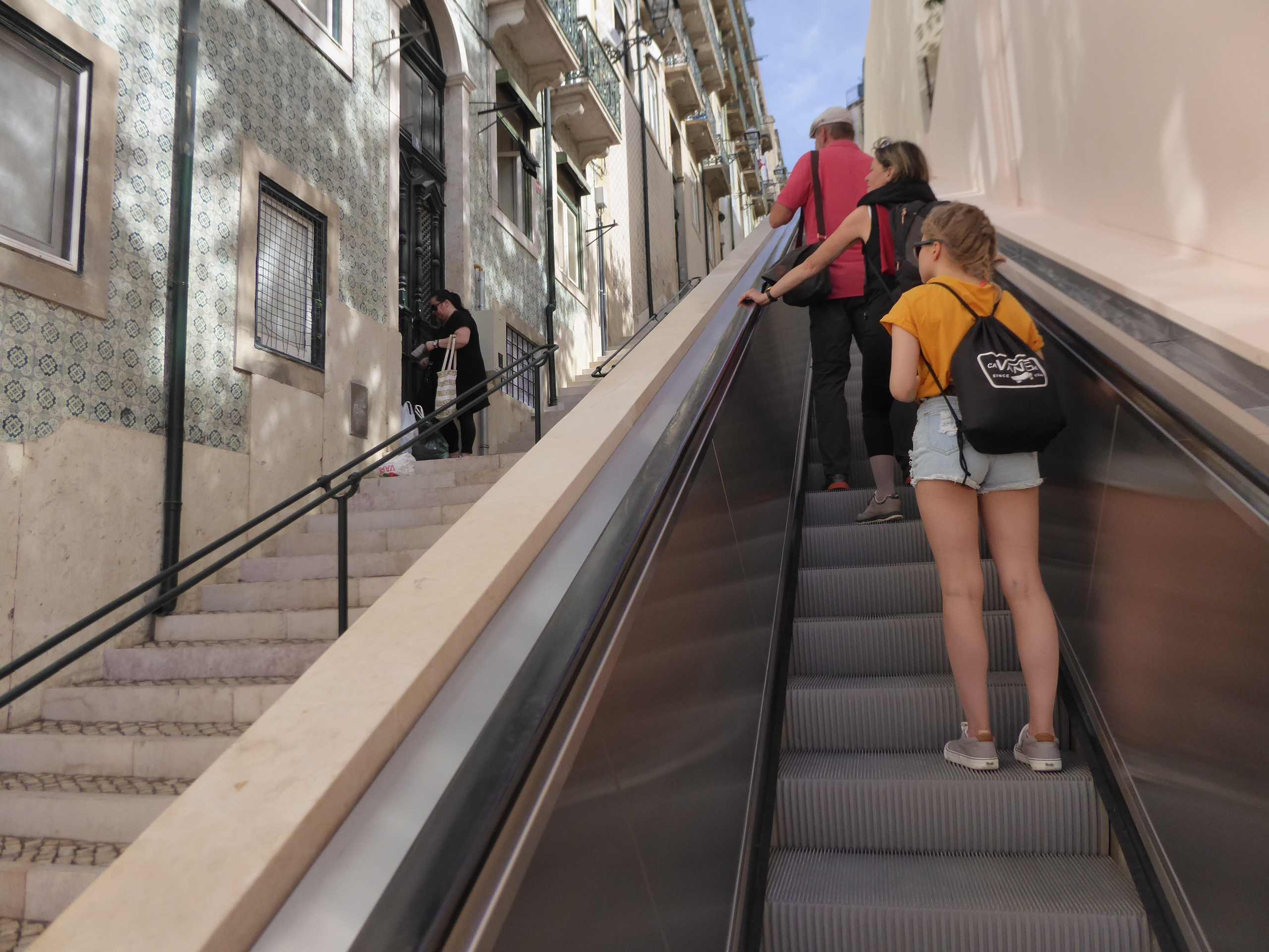 Umas escadas rolantes que começam no Martim Moniz e (um dia) levarão ao Castelo de São Jorge