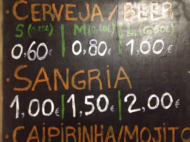 Guerra de preços da cerveja entre bares leva à degradação do ambiente na Bica