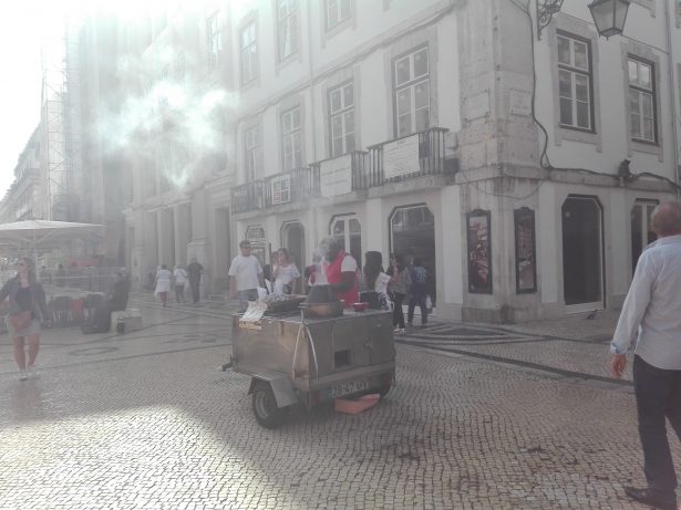 Cheira a castanhas em Lisboa mas o Verão prolongado está a prejudicar o negócio   