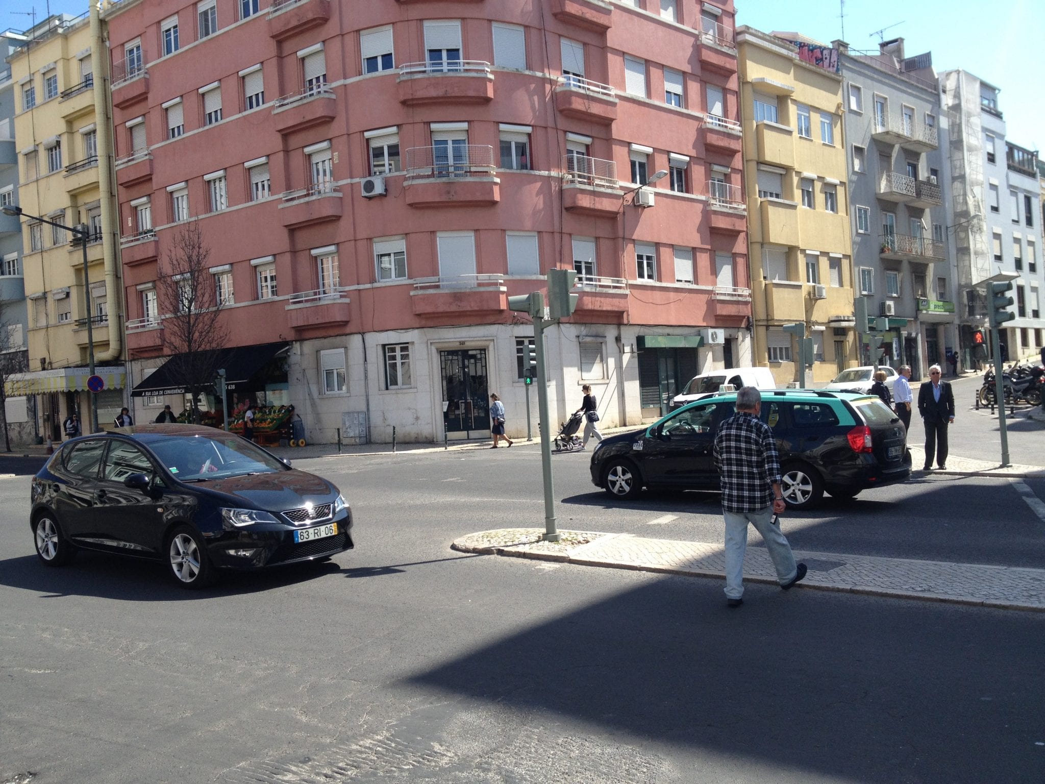 Atravessar a Avenida Infante Santo a pé ou de carro é um risco constante, queixam-se residentes e comerciantes