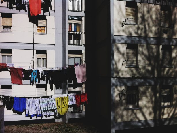 Acossada por críticas, Câmara de Lisboa diz não ser responsável por falta de habitação
