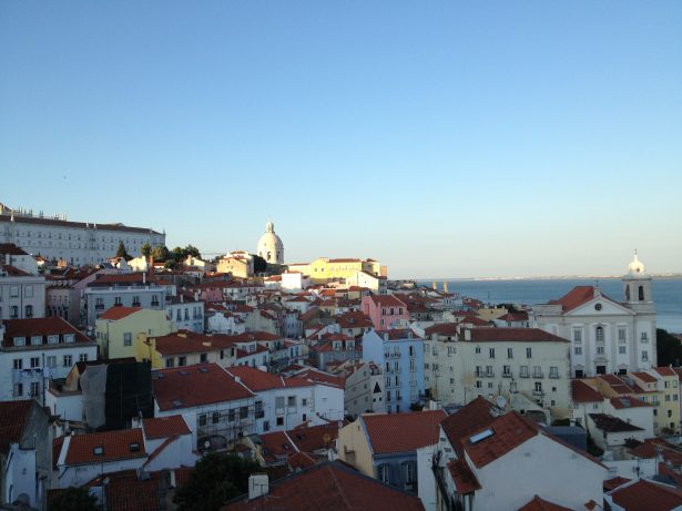 Deputados municipais admitem dificuldade em “travar” o alojamento local em Lisboa   