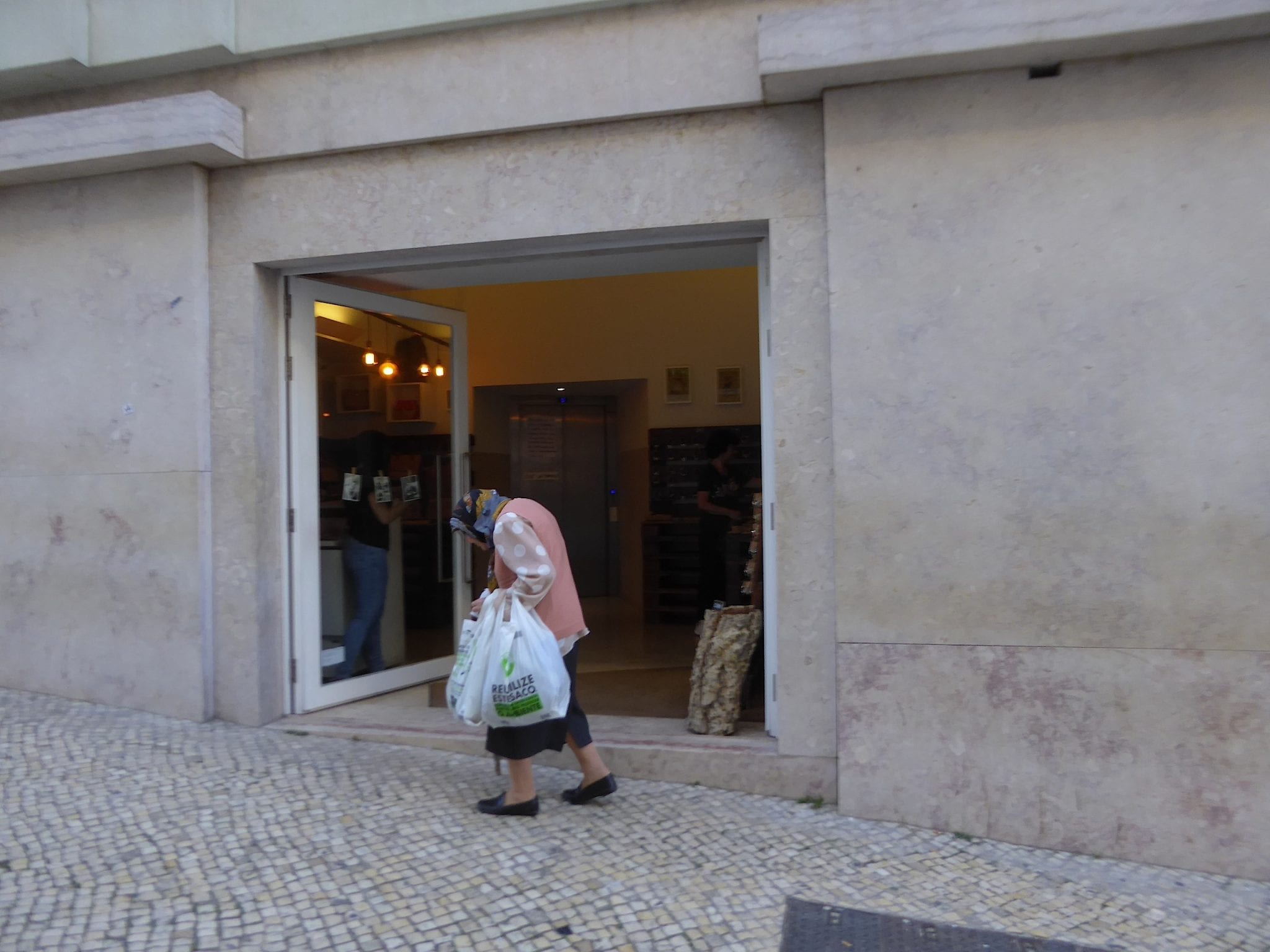 Elevador que liga Rua do Carmo aos Terraços do Carmo parado há quatro meses por “utilização indevida”