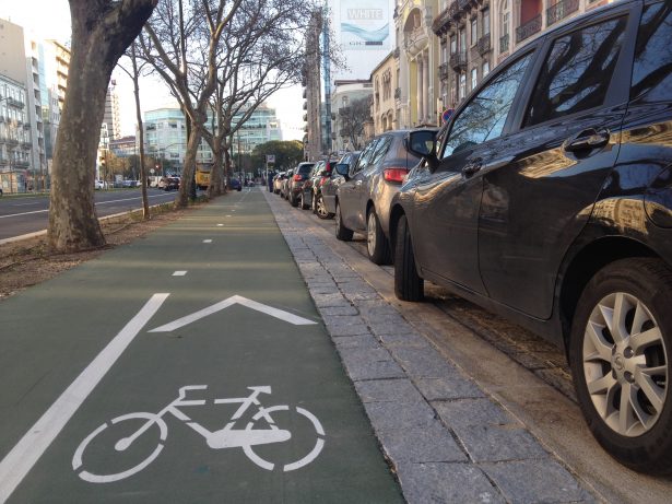 Abrir a porta do carro é um perigo para os ciclistas em algumas ciclovias de Lisboa