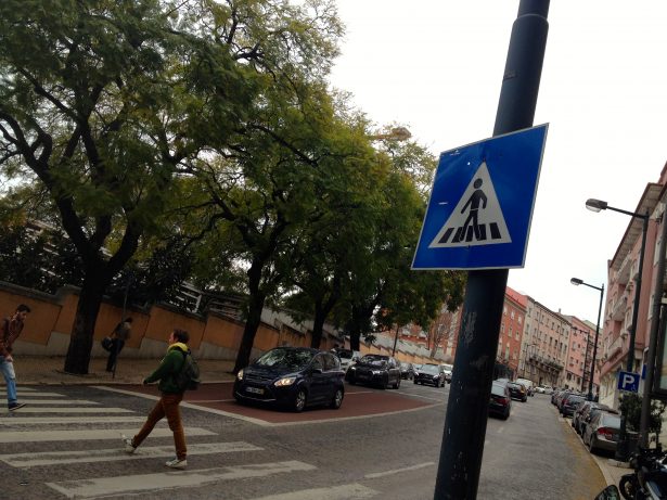 Passadeiras perigosas da Dom João V continuam à espera dos semáforos