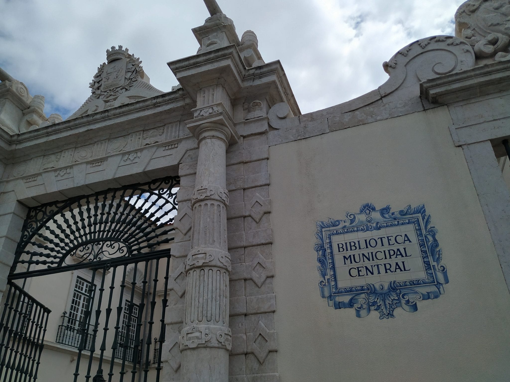 Biblioteca Palácio Galveias, reabilitada há dois anos por mais de 2 milhões de euros, já tem infiltrações e tectos a cair