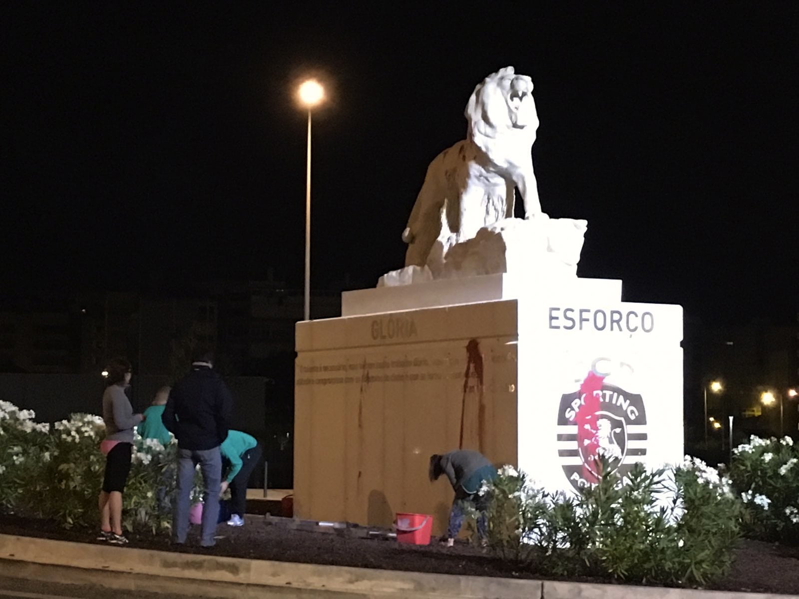 Estátua do Sporting na Rotunda Visconde de Alvalade atingida por tinta vermelha