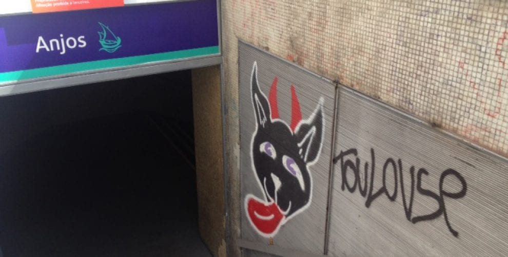 Dias após a reabertura, acesso norte da estação de metro do Anjos já tem graffiti