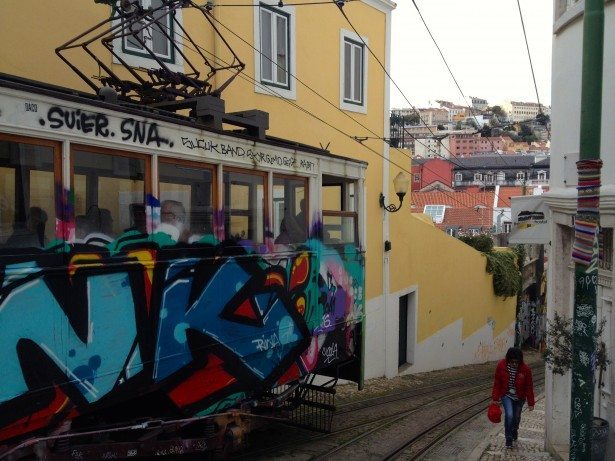 Graffiti está fora de controlo na Calçada do Lavra e já é uma atracção turística