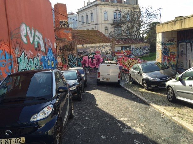 Graffiti está fora de controlo na Calçada do Lavra e já é uma atracção turística