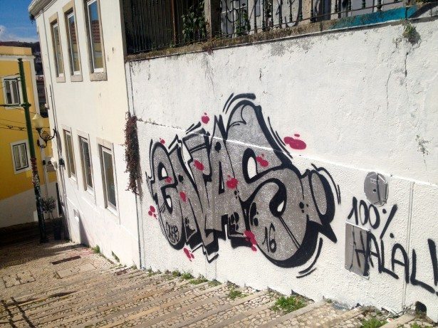 Junta de Santo António e CML declaram guerra aos graffiti na Calçada do Lavra