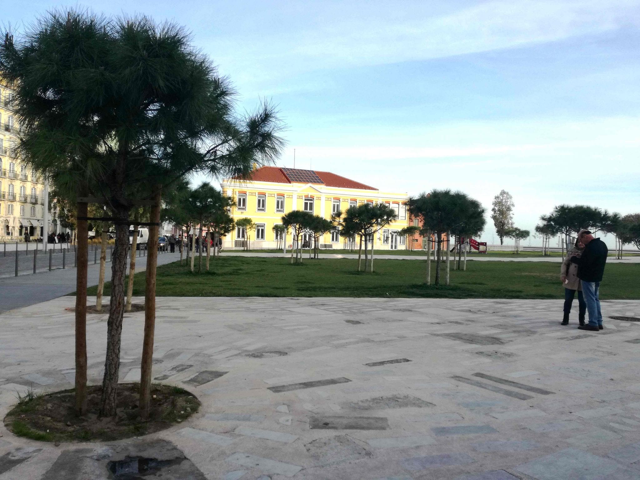 Dar o nome de José Saramago a praça renovada no Campo das Cebolas divide opiniões dos comerciantes da zona