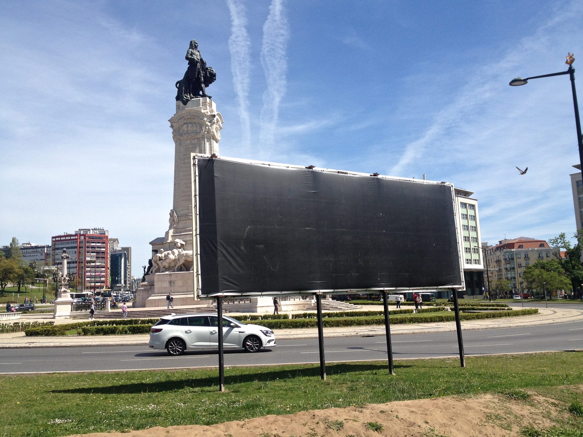 Em ano de campanhas eleitorais, painéis de propaganda política continuam a desfear o espaço público de Lisboa
