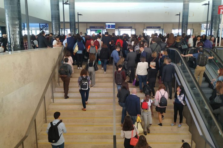 Nos terminais fluviais de Terreiro do Paço e Barreiro, há centenas de utentes a desesperarem para entrar no barco