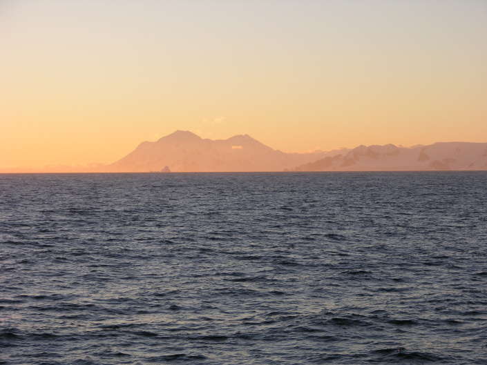 Fim do dia no estreito de Bransfield, com a ilha de Livingston ao fundo