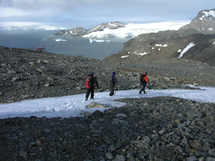 PERMAMODEL team returns to base after a day’s work, Livingston island, Antarctida