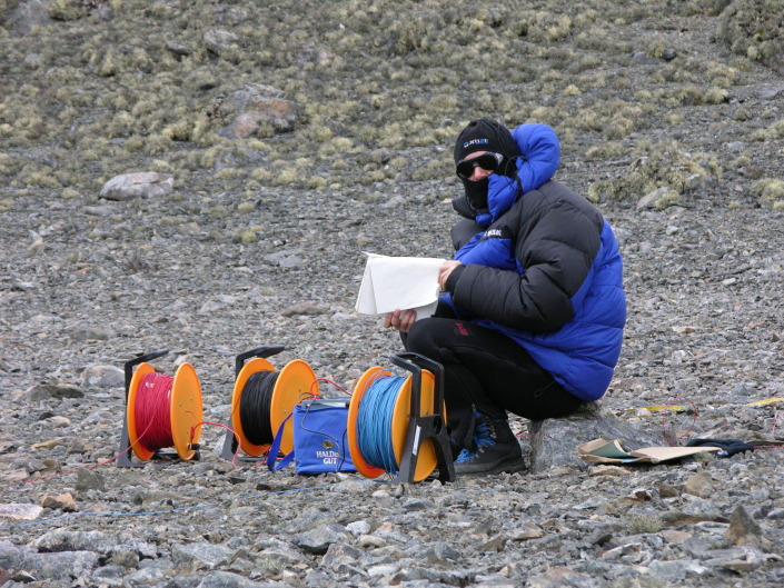 Campanha de prospecção geofísica para o estudo de permafrost na ilha de Livingston, Antárctida