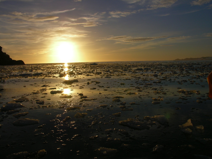 Fim do dia na baía Sul, ilha de Livingston, Antárctida