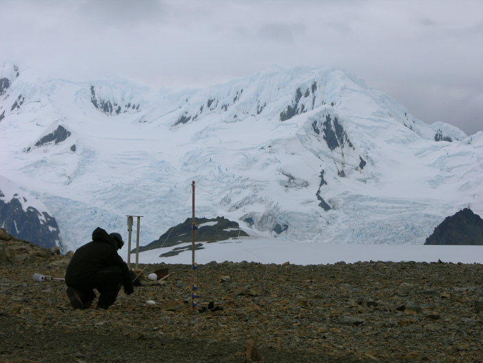 Assembling equipament for snow monitoring on Livingston Island, Antarctida