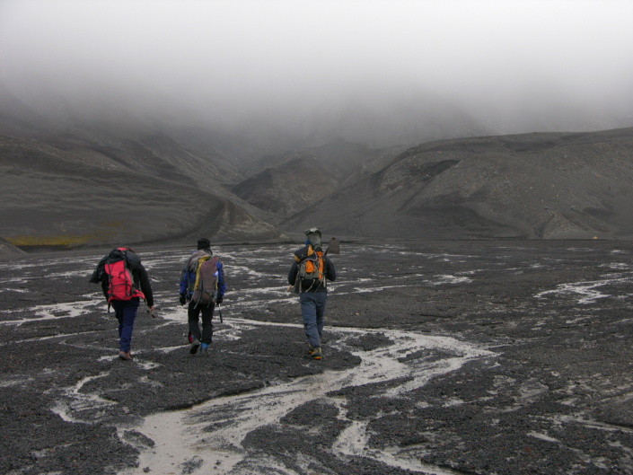 Corte em neve coberta com depósitos piroclásticos, com permafrost. Ilha Deception, Antárctida