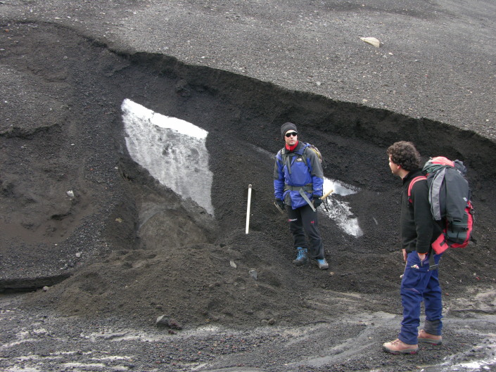 Corte em neve coberta com depósitos piroclásticos, com permafrost. Ilha Deception, Antárctida